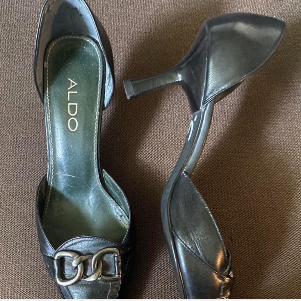Aldo black and silver leather kitten heels
Size 7